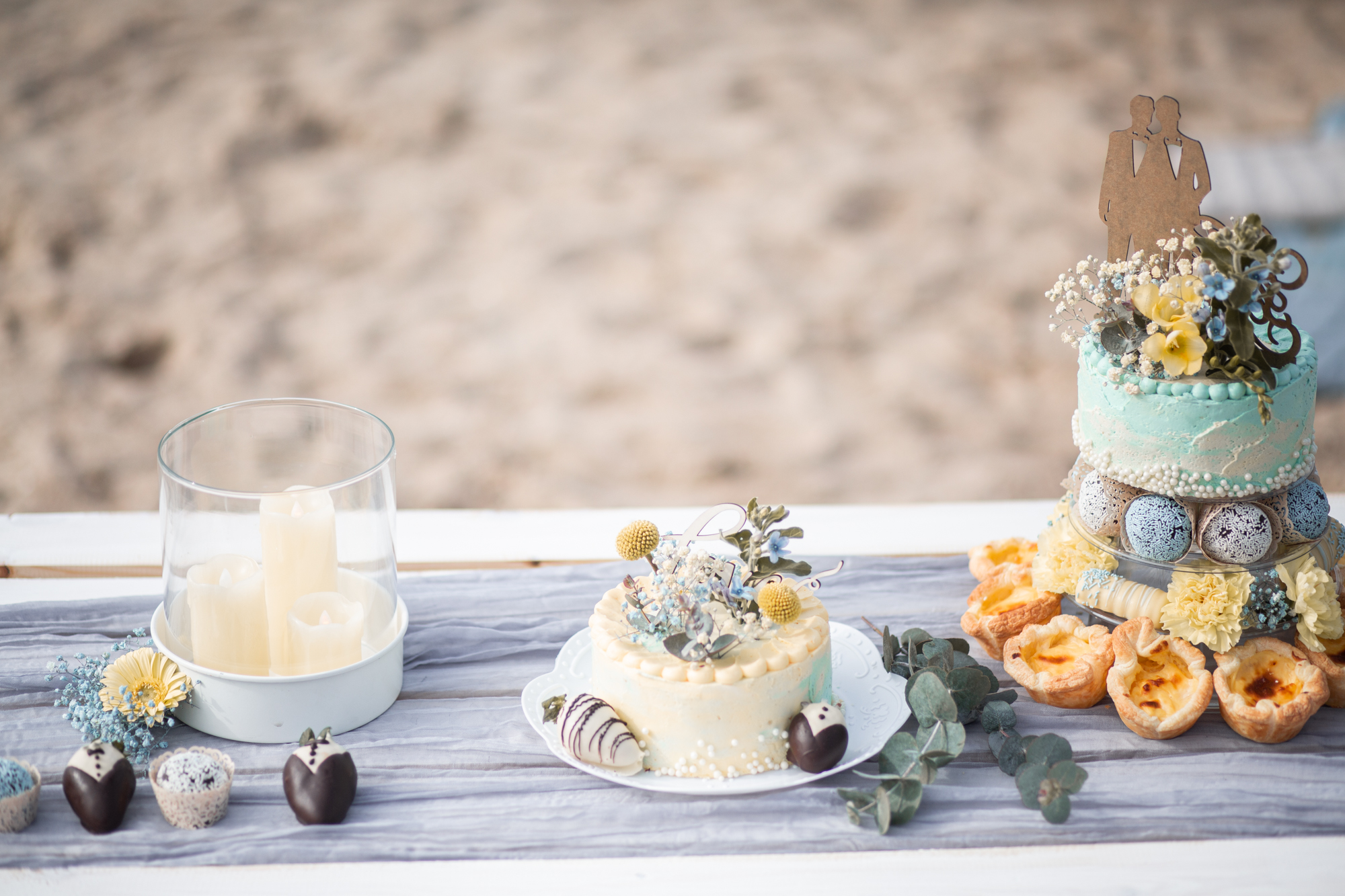 Sweet Table mit Törtchen bei einer freien Trauung – liebevoll gestaltete Hochzeitsdetails